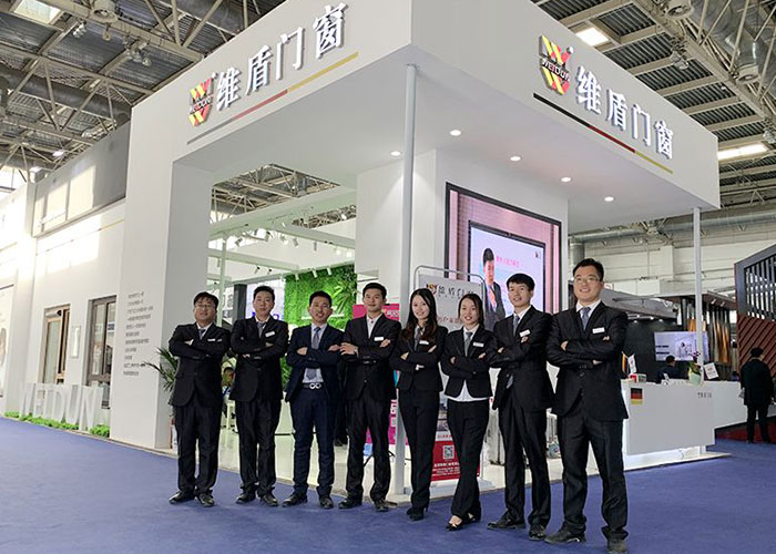 維盾門(mén)窗展會(huì)現(xiàn)場(chǎng)合影