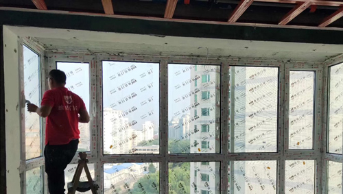 維盾門(mén)窗安裝人員正在進(jìn)行細(xì)節(jié)處理